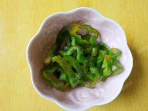 青椒洗净去籽切成圈