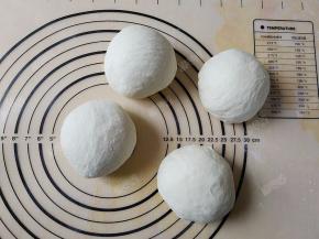 发酵好的面团均分成四份，约160g一份