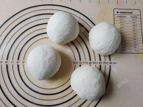 发酵好的面团均分成四份，约160g一份