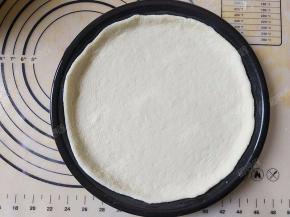 将饼底放入披萨盘