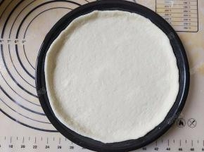 将饼底放入披萨盘