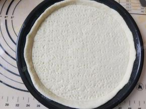 用勺子轻轻沿着周围压一圈，用餐叉在饼底均匀的扎上一排排的小孔