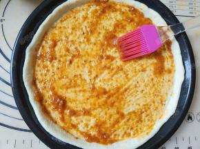 均匀的涂抹一层意面肉酱