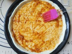 均匀的涂抹一层意面肉酱