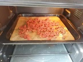 牛肉粒需要提前腌制入味之后放入烤箱200度烘烤五分钟左右颜色变白