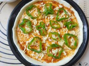 将切好的青椒圈放入