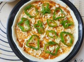 将切好的青椒圈放入