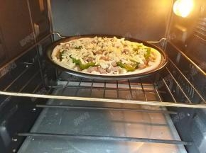 将烤箱上下火预热200度，放入中层烤12分钟左右即可