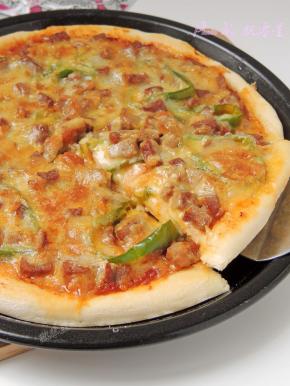 烤好的披萨出炉了