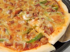 烤好的披萨出炉了