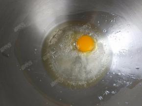油、鸡蛋、水混合均匀