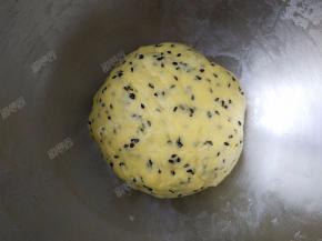 继续混合均匀揉成团