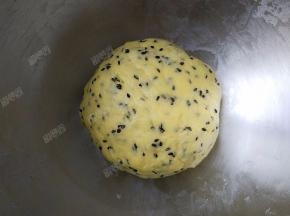 继续混合均匀揉成团