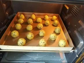 将烤盘放入预热好的烤箱