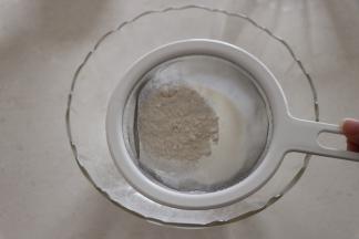 将低筋面粉筛入牛奶中，搅拌融化至没有疙瘩为止；