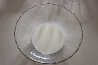 牛奶倒入碗里；