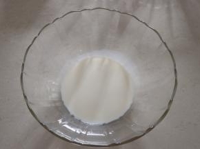 牛奶倒入碗里；