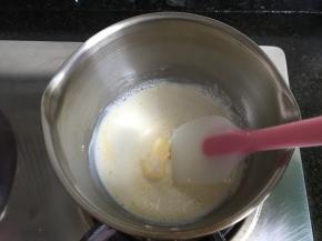 将黄油、8g细砂糖也倒入奶锅中，小火加热并不停搅拌煮至糊状有纹路了就停火，放在一边晾凉；