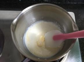 将黄油、8g细砂糖也倒入奶锅中，小火加热并不停搅拌煮至糊状有纹路了就停火，放在一边晾凉；