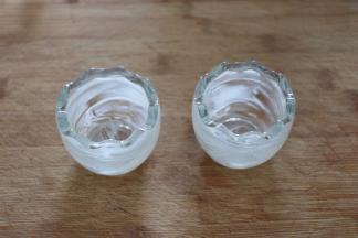 将黄油均匀的涂抹在模具底部和四周；