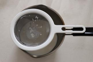 过滤到奶锅中；