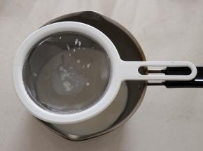 过滤到奶锅中；