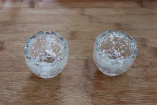 之后撒上白砂糖让模具内壁沾上一层，倒出多余细砂糖，这是为了使蛋糕不沾模子，能更好的蓬松起来；