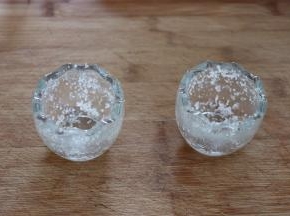 之后撒上白砂糖让模具内壁沾上一层，倒出多余细砂糖，这是为了使蛋糕不沾模子，能更好的蓬松起来；