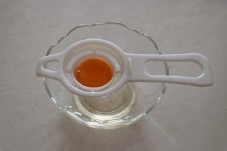 将蛋黄蛋白分离；