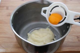蛋黄加入到已经凉下来的牛奶糊中，搅拌均匀；