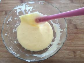 再全部倒回剩下的蛋白中翻拌均匀；