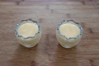 将搅拌好的面糊倒入模具中至八-九分满，并磕出气泡；