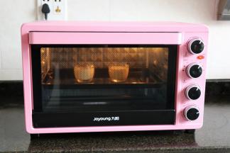 放入预热好的烤箱内180度烤20分钟；