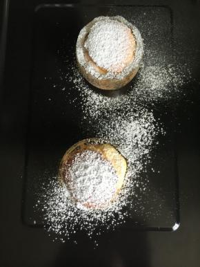 出炉筛上糖粉即可；