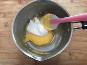 将三分之一蛋白跟蛋黄牛奶糊翻拌均匀；