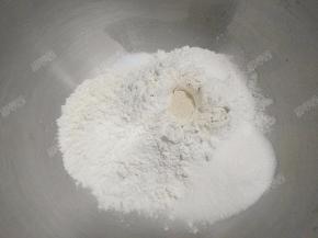 先放所有干性材料，盐、糖放对角，酵母放中间