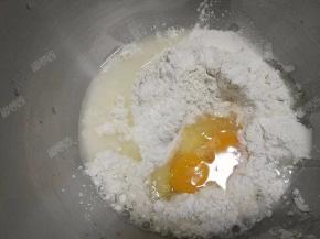 加入水和鸡蛋，我这里加了两个小小的土鸡蛋