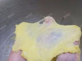 厨师机揉面至扩展阶段，膜比较厚且容易破