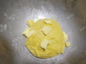加入软化的黄油块