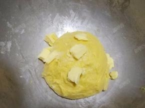 加入软化的黄油块