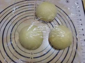揉圆盖上保鲜膜松弛15分钟