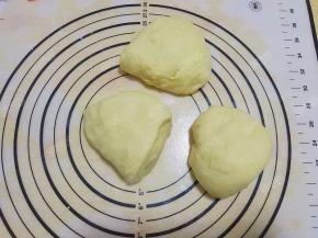 采用一次发酵法，直接整形，秤出三等份的面团