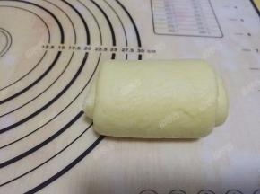 翻面，压薄底边，卷起