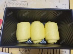 同一方向放入土司盒