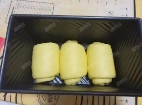 同一方向放入土司盒