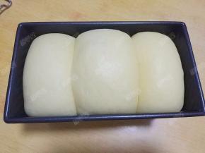 盖上湿毛巾放入烤箱发酵至吐司盒9分满