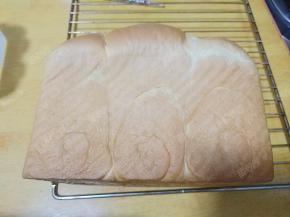 烘烤到时间后立即取出脱模，侧卧冷却至微温，密封保存