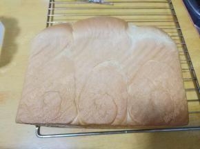 烘烤到时间后立即取出脱模，侧卧冷却至微温，密封保存