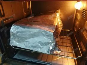 烤箱不用预热，直接进烤箱，盖上锡纸，上下管调至150度，置于中下层烤50分钟