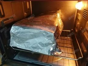 烤箱不用预热，直接进烤箱，盖上锡纸，上下管调至150度，置于中下层烤50分钟